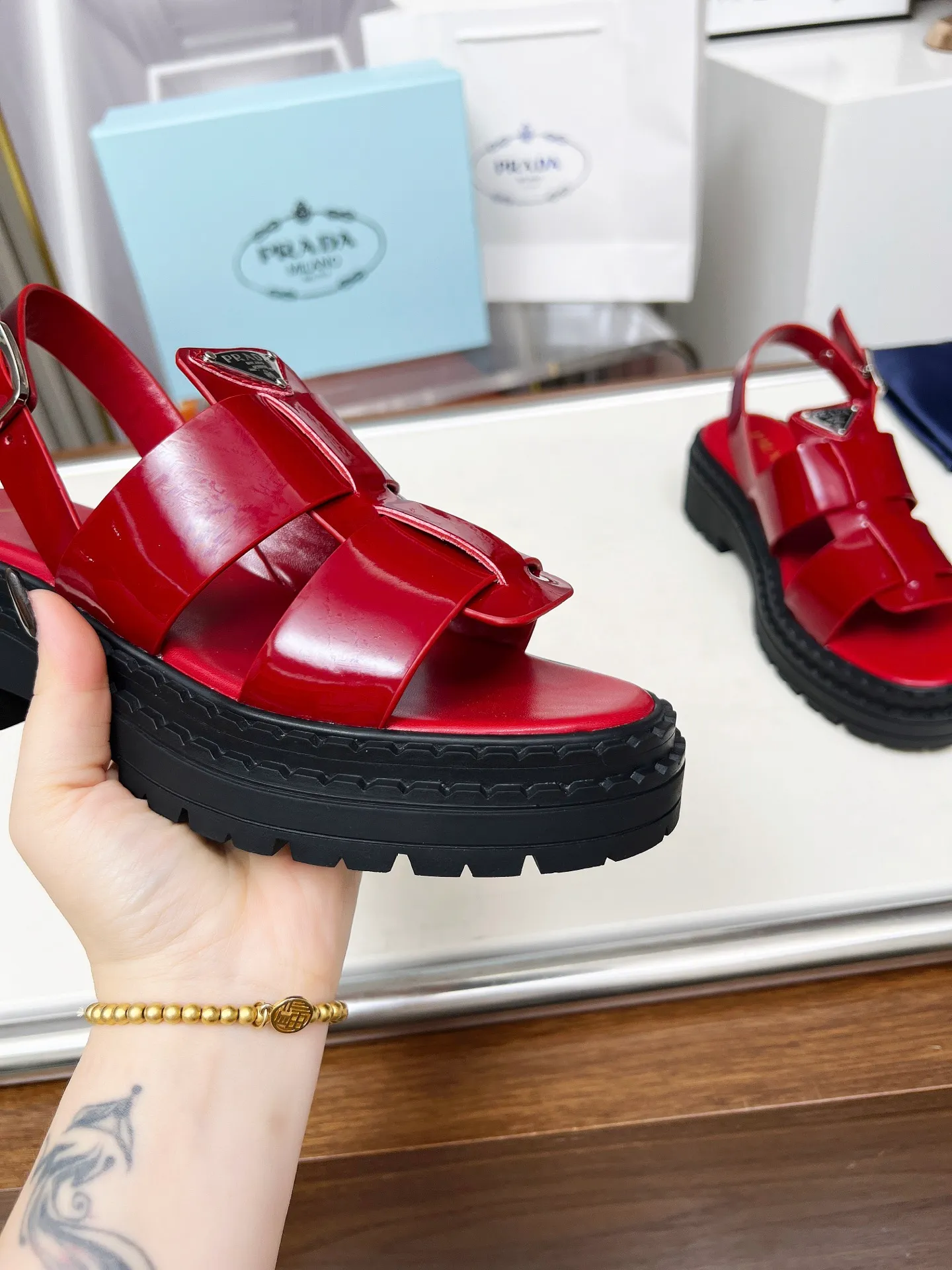 👟👟Ex-factory price 420👟👟 PRADA/Prada 25ss new spring and summer sandals. The simple design is probably the most popular thing about it. It is not the kind that is found on the street. It has its own brand personality. The fabric is made of calfskin and the lining is mixed sheepskin. Heel height: 4.5cm Size: #35-41 (35 41 custom-made is not returnable)